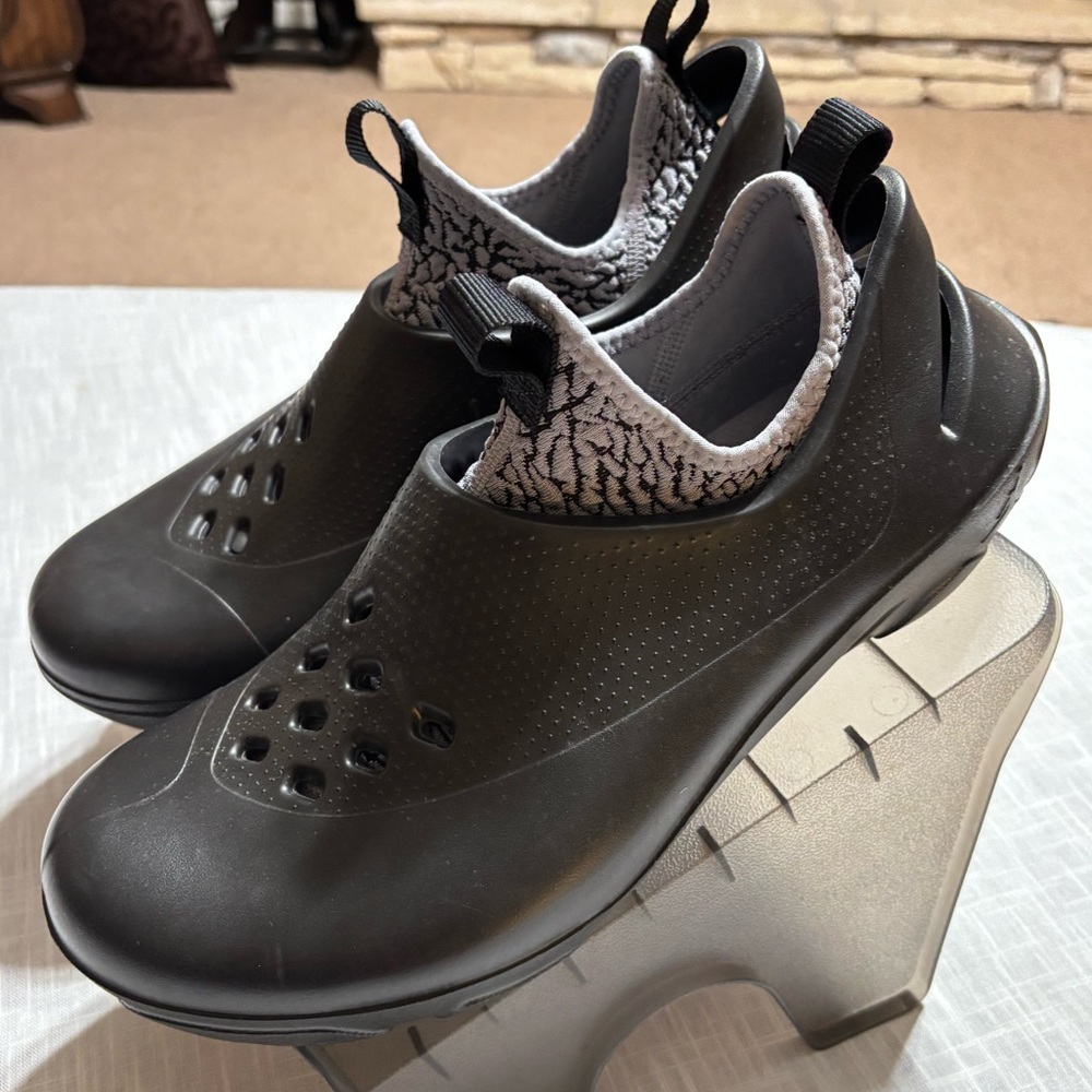 Nike Black Slip-On Shoes with Patterned Lining